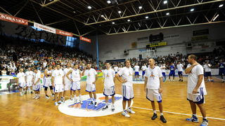 Zadar, 230912
Dvorana Jazine.
Humanitarna utakmica “Za Stephanie smo vratili kosarku u Jazine” na kojoj su nastupile brojne bivse zvijezde KK Zadra poput Dina Radje, Arijana Komazeca, Gordana Giriceka i drugih.
Na fotografiji: detalj s dogadjaja
Foto: Lu Zadar, 230912
Dvorana Jazine.
Humanitarna utakmica “Za Stephanie smo vratili kosarku u Jazine” na kojoj su nastupile brojne bivse zvijezde KK Zadra poput Dina Radje, Arijana Komazeca, Gordana Giriceka i drugih.
Na fotografiji: detalj s dogadjaja
Foto: Lu