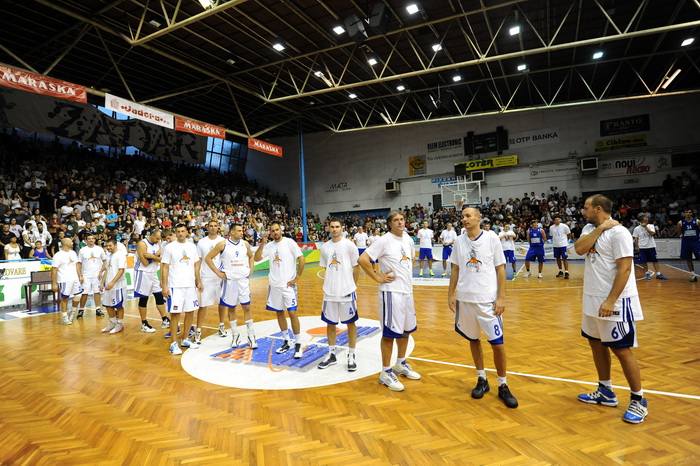 Zadar, 230912
Dvorana Jazine.
Humanitarna utakmica “Za Stephanie smo vratili kosarku u Jazine” na kojoj su nastupile brojne bivse zvijezde KK Zadra poput Dina Radje, Arijana Komazeca, Gordana Giriceka i drugih.
Na fotografiji: detalj s dogadjaja
Foto: Lu Zadar, 230912
Dvorana Jazine.
Humanitarna utakmica “Za Stephanie smo vratili kosarku u Jazine” na kojoj su nastupile brojne bivse zvijezde KK Zadra poput Dina Radje, Arijana Komazeca, Gordana Giriceka i drugih.
Na fotografiji: detalj s dogadjaja
Foto: Lu