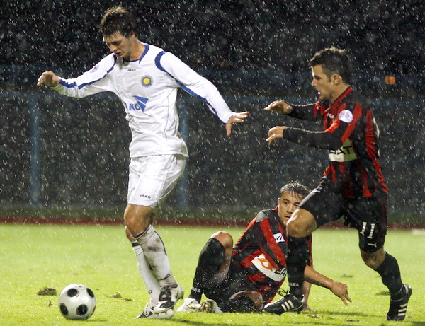 Cakovec, 200809.
Na gradskom stadionu Cakovec igra se prvenstvena utakmica T-com Prve HNL izmedju NK Medjimurje i NK Zadar.
Na fotografiji: Matej Jonjic iz Zadra i Marijan Vuka i Adnan Aganovic iz Medjimurja.
Foto: Andrej Svoger / Cropix