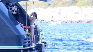 Članovi benda U2 David Howell Evans poznatiji kao The Edge i Adam Clayton odmaraju na Paklenim otocima u pauzi snimanja novog albuma