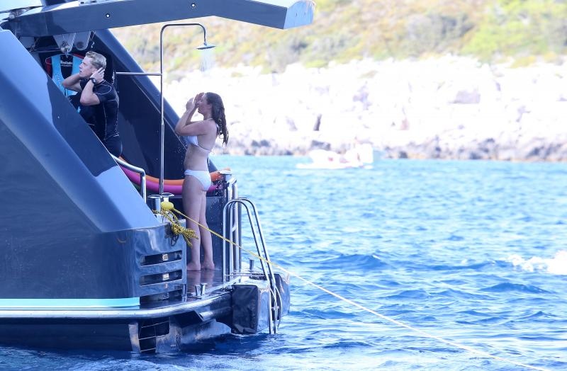 Članovi benda U2 David Howell Evans poznatiji kao The Edge i Adam Clayton odmaraju na Paklenim otocima u pauzi snimanja novog albuma