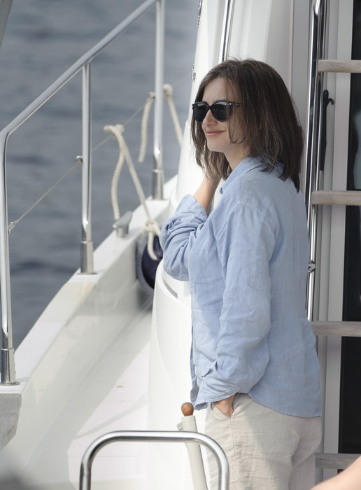 Prigradica, otok Korcula , 270911.
Glumica Penelope Cruz snimljena prilikom ukrcaja u brod Majsan marke Beneteau Antares 10,80  koji ju prebacuje na svjetionik Plocica na snimanje filma” Venuto al mondo”.
Foto: Tom Dubravec /  CROPIX