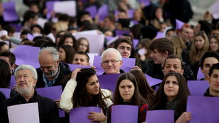Zadar, 051212.
Nekoliko stotina zadarskih srednjoskolaca okupilo se danas u cast Arheoloskog muzeja kako bi sudjelovali u tzv. milenijskoj fotografiji Sime Strikomana. U povodu 180. godisnjice postojanja te najstarije zadarske ustanove kultura na prostoru Zadar, 051212.
Nekoliko stotina zadarskih srednjoskolaca okupilo se danas u cast Arheoloskog muzeja kako bi sudjelovali u tzv. milenijskoj fotografiji Sime Strikomana. U povodu 180. godisnjice postojanja te najstarije zadarske ustanove kultura na prostoru