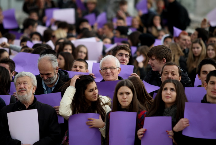 Zadar, 051212.
Nekoliko stotina zadarskih srednjoskolaca okupilo se danas u cast Arheoloskog muzeja kako bi sudjelovali u tzv. milenijskoj fotografiji Sime Strikomana. U povodu 180. godisnjice postojanja te najstarije zadarske ustanove kultura na prostoru Zadar, 051212.
Nekoliko stotina zadarskih srednjoskolaca okupilo se danas u cast Arheoloskog muzeja kako bi sudjelovali u tzv. milenijskoj fotografiji Sime Strikomana. U povodu 180. godisnjice postojanja te najstarije zadarske ustanove kultura na prostoru