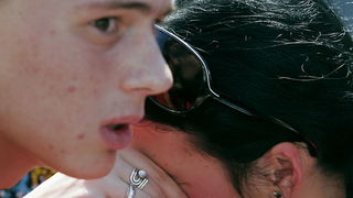 Sarajevo, 051009.
Nekoliko stotina navijaca FK Sarajeva i ostalih gradjana blokiralo je glavnu prometnicu u blizini Predsjednistva BiH u znak prosvjeda zbog ubojstva Vedrana Puljica, koji je ubijen u jucerasnjim krvavim neredima u Sirokom Brijegu.
Foto: Sarajevo, 051009.
Nekoliko stotina navijaca FK Sarajeva i ostalih gradjana blokiralo je glavnu prometnicu u blizini Predsjednistva BiH u znak prosvjeda zbog ubojstva Vedrana Puljica, koji je ubijen u jucerasnjim krvavim neredima u Sirokom Brijegu.
Foto: