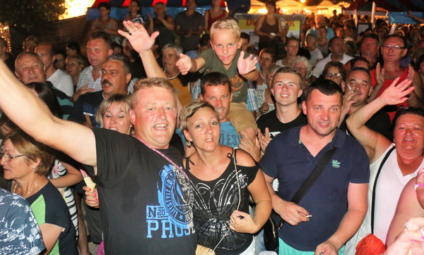 Virsko ljeto 2016: Tomislav Bralić i klapa Intrade oduševili 12 tisuća obožavatelja na virskoj rivi Virsko ljeto 2016: Tomislav Bralić i klapa Intrade oduševili 12 tisuća obožavatelja na virskoj rivi