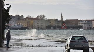 Orkanski Lebić bacao barke po cesti. Foto: Dino Stanin/PIXSELL