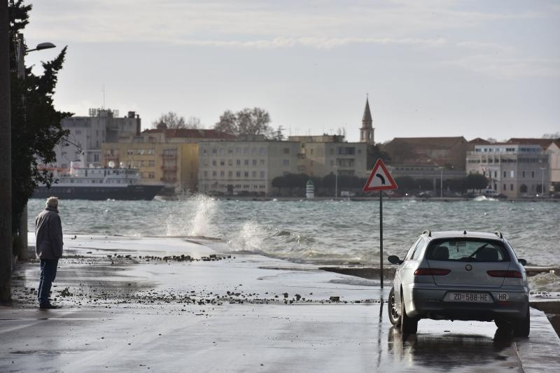 Orkanski Lebić bacao barke po cesti. Foto: Dino Stanin/PIXSELL