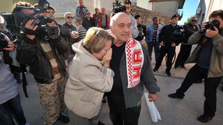 Zadar, 081112
Unatoc brojnim prosvjedima danas oko je oko 10h iz stana u zadarskoj cetvrti Arbanasi delozirana obitelj Vukic. Ulaz su svojim tijelima blokirali clanovi obitelji te njihovi prijatelji koje je policija bez otpora za ruke i noge odnijela u po Zadar, 081112
Unatoc brojnim prosvjedima danas oko je oko 10h iz stana u zadarskoj cetvrti Arbanasi delozirana obitelj Vukic. Ulaz su svojim tijelima blokirali clanovi obitelji te njihovi prijatelji koje je policija bez otpora za ruke i noge odnijela u po