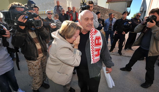 Zadar, 081112
Unatoc brojnim prosvjedima danas oko je oko 10h iz stana u zadarskoj cetvrti Arbanasi delozirana obitelj Vukic. Ulaz su svojim tijelima blokirali clanovi obitelji te njihovi prijatelji koje je policija bez otpora za ruke i noge odnijela u po