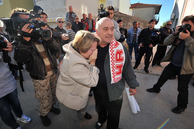 Zadar, 081112
Unatoc brojnim prosvjedima danas oko je oko 10h iz stana u zadarskoj cetvrti Arbanasi delozirana obitelj Vukic. Ulaz su svojim tijelima blokirali clanovi obitelji te njihovi prijatelji koje je policija bez otpora za ruke i noge odnijela u po Zadar, 081112
Unatoc brojnim prosvjedima danas oko je oko 10h iz stana u zadarskoj cetvrti Arbanasi delozirana obitelj Vukic. Ulaz su svojim tijelima blokirali clanovi obitelji te njihovi prijatelji koje je policija bez otpora za ruke i noge odnijela u po