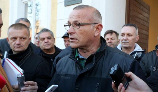 Stozer za obranu hrvatskog Vukovara odrzao je konferenciju za medije ispred zgrade policije, povodom smrti Darka Pajicica, hrvatskog branitelja koji je nesretno stradao za vrijeme postavljanja dvojezicnih ploca. Tomislav Josic. Photo: Marko Mrkonjic/PIXSE