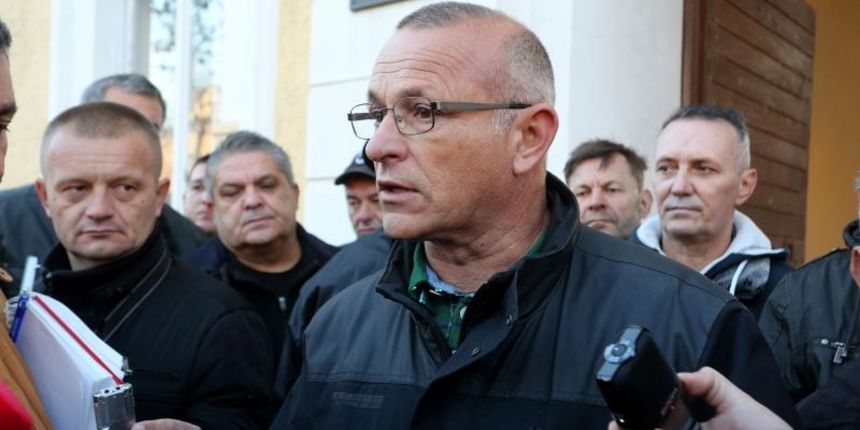 Stozer za obranu hrvatskog Vukovara odrzao je konferenciju za medije ispred zgrade policije, povodom smrti Darka Pajicica, hrvatskog branitelja koji je nesretno stradao za vrijeme postavljanja dvojezicnih ploca. Tomislav Josic. Photo: Marko Mrkonjic/PIXSE Stozer za obranu hrvatskog Vukovara odrzao je konferenciju za medije ispred zgrade policije, povodom smrti Darka Pajicica, hrvatskog branitelja koji je nesretno stradao za vrijeme postavljanja dvojezicnih ploca. Tomislav Josic. Photo: Marko Mrkonjic/PIXSE