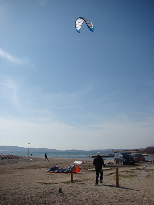 Druzenje uz surf i kite na plazi Makarska u Sukosanu Druzenje uz surf i kite na plazi Makarska u Sukosanu