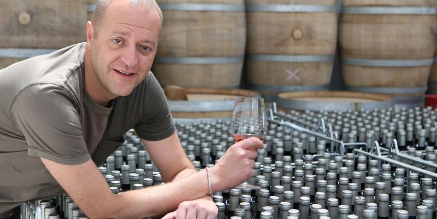 Dicmo: Ernest čuva vino u velikim “jajima”, foto: vecernji.hr Dicmo: Ernest čuva vino u velikim “jajima”, foto: vecernji.hr