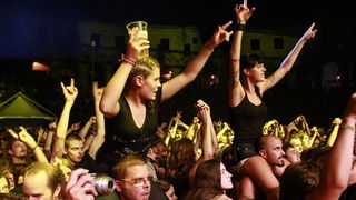 Pula, 180811.
Arena Fest 2011.
Na kraju koncertne sezone u pulskoj Areni na Arena Festu nastupaju tri europska benda: Apocalyptica, Guano Apes i Laibach.
Na slici: publika.
Foto: Goran Sebelic / CROPIX Pula, 180811.
Arena Fest 2011.
Na kraju koncertne sezone u pulskoj Areni na Arena Festu nastupaju tri europska benda: Apocalyptica, Guano Apes i Laibach.
Na slici: publika.
Foto: Goran Sebelic / CROPIX