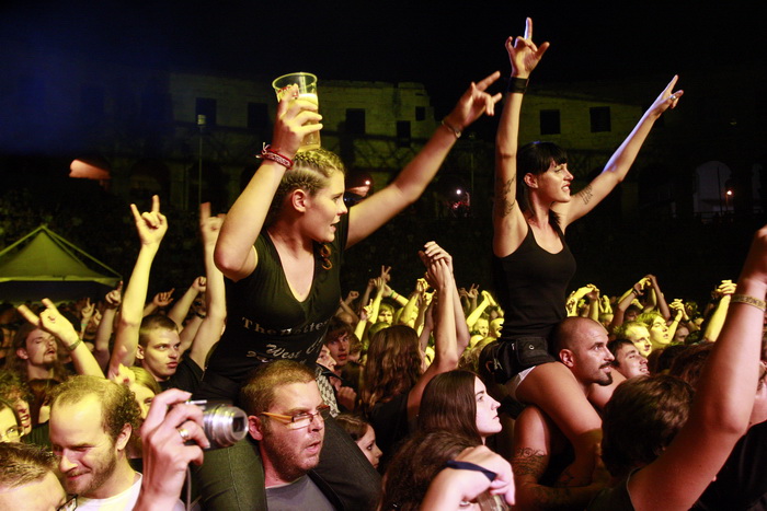 Pula, 180811.
Arena Fest 2011.
Na kraju koncertne sezone u pulskoj Areni na Arena Festu nastupaju tri europska benda: Apocalyptica, Guano Apes i Laibach.
Na slici: publika.
Foto: Goran Sebelic / CROPIX Pula, 180811.
Arena Fest 2011.
Na kraju koncertne sezone u pulskoj Areni na Arena Festu nastupaju tri europska benda: Apocalyptica, Guano Apes i Laibach.
Na slici: publika.
Foto: Goran Sebelic / CROPIX