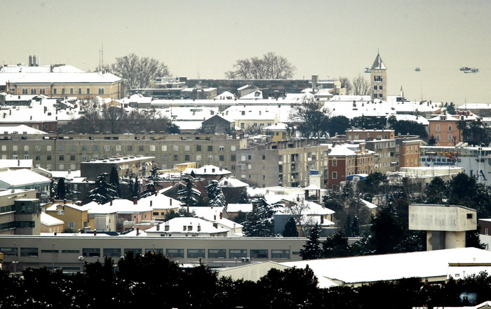 Zadar, 050212.
Zadarska snjezna prica traje vec treci dan. Zadar je i dalje prekriven bijelim pokrivacem, a gradjani nemaju vecih problema.
Na slici: pogled na bijele zadarske krovove.
Foto: Jure Miskovic / CROPIX Zadar, 050212.
Zadarska snjezna prica traje vec treci dan. Zadar je i dalje prekriven bijelim pokrivacem, a gradjani nemaju vecih problema.
Na slici: pogled na bijele zadarske krovove.
Foto: Jure Miskovic / CROPIX