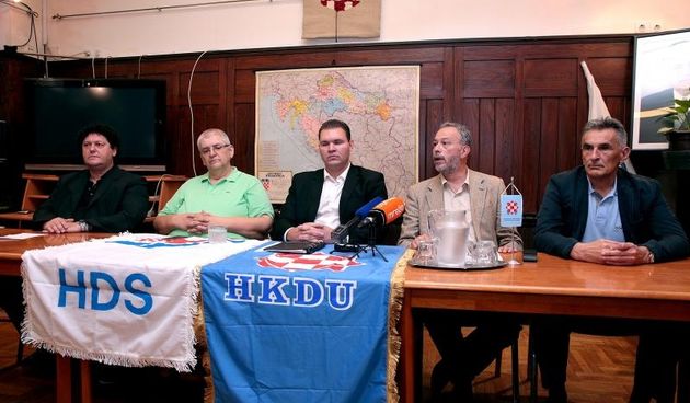 Na konferenciji za medije odrzanoj u prostoru Hrvatskog drustva politickih zatvorenika zrtava komunizma predstavljen je Pravasko demokrscanski odgovor, zajednicki izlazak politickih stranaka i pojedinaca pravaskog i demokrscanskog sjetonazora na parlament