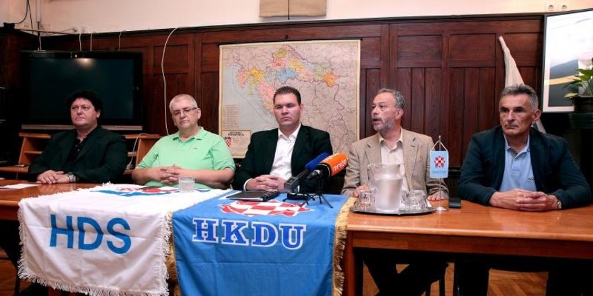 Na konferenciji za medije odrzanoj u prostoru Hrvatskog drustva politickih zatvorenika zrtava komunizma predstavljen je Pravasko demokrscanski odgovor, zajednicki izlazak politickih stranaka i pojedinaca pravaskog i demokrscanskog sjetonazora na parlament