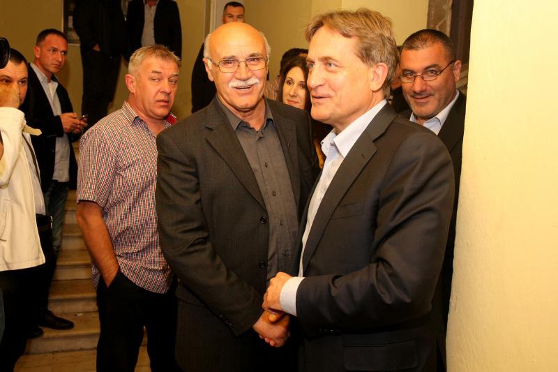 Nakon objave prvih izbornih rezultata nastalo je slavlje u stožeru HDZ-a i kolacijskih partnera. Slavila se pobjeda Božidara Kalmete, novog gradonačelnika Zadra, te pobjeda Stipe Zrilića, novog/satog župana Zadarske županije. Photo: Dino Stanin/PIXSELL Nakon objave prvih izbornih rezultata nastalo je slavlje u stožeru HDZ-a i kolacijskih partnera. Slavila se pobjeda Božidara Kalmete, novog gradonačelnika Zadra, te pobjeda Stipe Zrilića, novog/satog župana Zadarske županije. Photo: Dino Stanin/PIXSELL