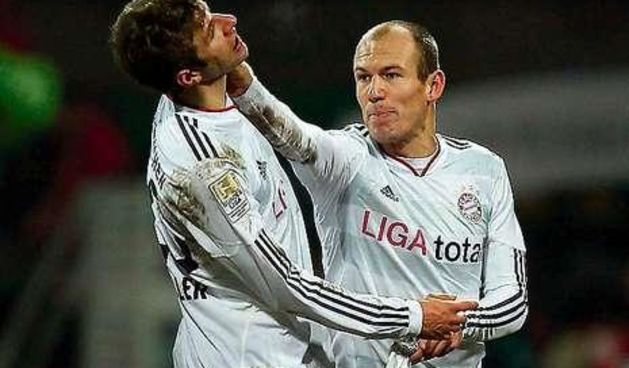 Arjen Robben i Thomas Muller sukob, foto: thesoccerroom.com