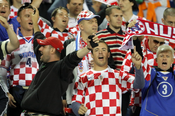 Minsk, 120809.
Stadion Dinamo Minsk
Kvalifikacijska nogometna utakmica za Svjetsko nogometno prvenstvo 2010. Bjelorusija – Hrvatska.
Na fotografiji: Hrvatski navijaci.
Foto : Jakov Prkic / Cropix Minsk, 120809.
Stadion Dinamo Minsk
Kvalifikacijska nogometna utakmica za Svjetsko nogometno prvenstvo 2010. Bjelorusija – Hrvatska.
Na fotografiji: Hrvatski navijaci.
Foto : Jakov Prkic / Cropix