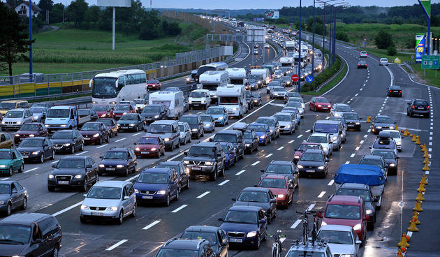 Zbog kise i loseg vremena velik broj turista odlucio je skratiti svoj odmor na Jadranu. Tako su se na izlazu sa autoceste na naplatnim kucicama Lucko u poslijepodnevnim satima pocele stvarati kolone iako je bilo otvoreno cak 9 izlaza. U 19 sati kolona je