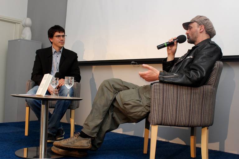 Nekoliko fotografija s književne večeri s Damirom Karakašem. Danas je poznat i priznat hrvatski autor, a nekad je preživljavao na ulicama Pariza svirajući harmoniku…(FOTO: gkzd.hr) Nekoliko fotografija s književne večeri s Damirom Karakašem. Danas je poznat i priznat hrvatski autor, a nekad je preživljavao na ulicama Pariza svirajući harmoniku…(FOTO: gkzd.hr)