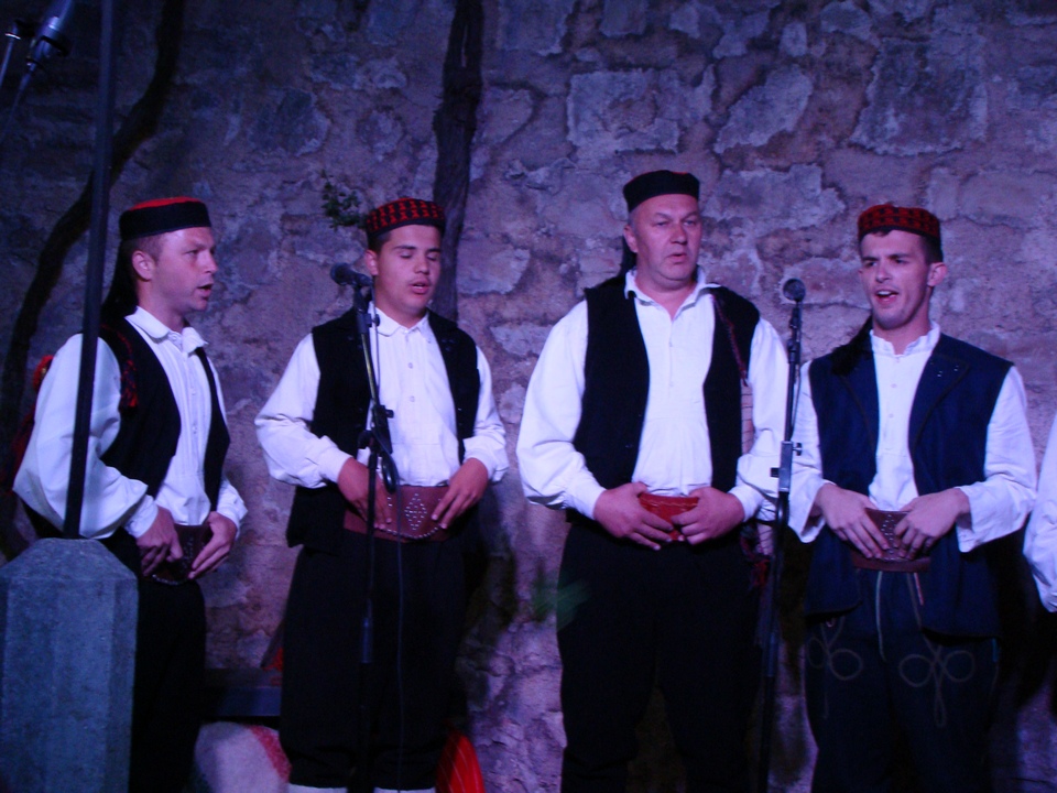 U subotu, 16. srpnja, na Kaštelu Benković u Benkovcu, u sklopu Benkovačkog kulturnog ljeta održan je “9. Etno festival – Benkovac 2016.” U subotu, 16. srpnja, na Kaštelu Benković u Benkovcu, u sklopu Benkovačkog kulturnog ljeta održan je “9. Etno festival – Benkovac 2016.”