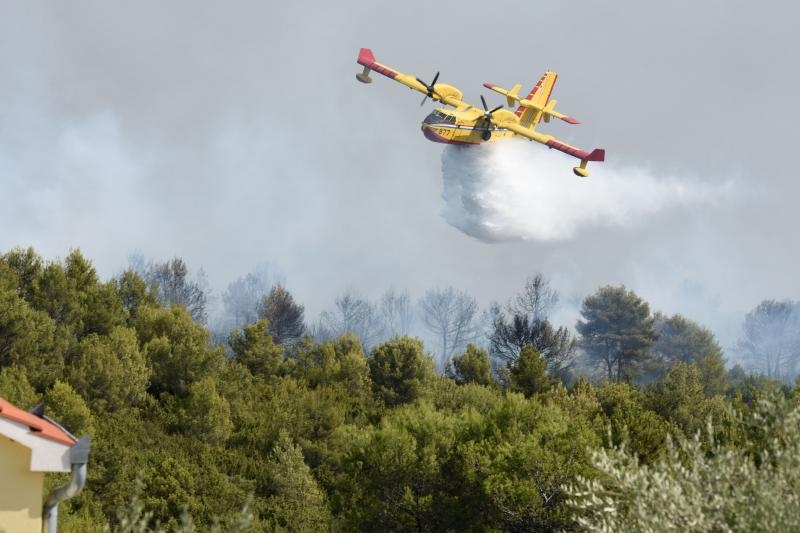 Kanaderi i air tractori gasili požar u blizini dikljanskih kuća i vikendica Kanaderi i air tractori gasili požar u blizini dikljanskih kuća i vikendica