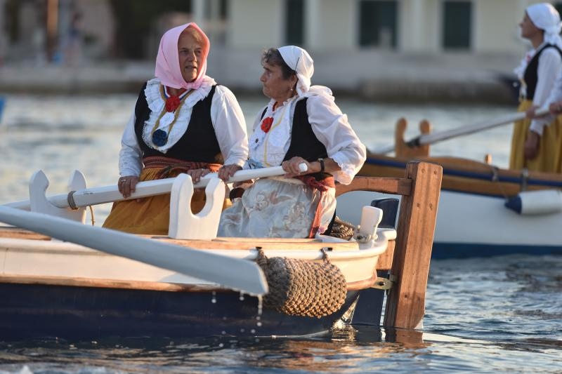 Tradicionalna ženska regata gajeta na vesla u Krapnju