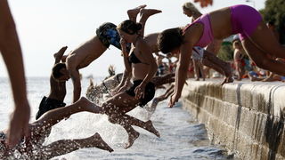 Zadar, 300711.
Nakon odgode zbog losih vremenskih uvjeta prosle subote, danas se na zadarskoj rivi odrzao peti milenijski skok, jedan od  prepoznatljivih zadarskih brendova posljednjih godina.
Foto: Jure Miskovic / CROPIX