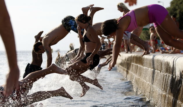 Zadar, 300711.
Nakon odgode zbog losih vremenskih uvjeta prosle subote, danas se na zadarskoj rivi odrzao peti milenijski skok, jedan od  prepoznatljivih zadarskih brendova posljednjih godina.
Foto: Jure Miskovic / CROPIX