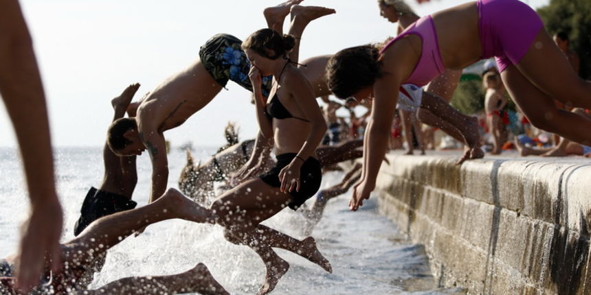 Zadar, 300711.
Nakon odgode zbog losih vremenskih uvjeta prosle subote, danas se na zadarskoj rivi odrzao peti milenijski skok, jedan od prepoznatljivih zadarskih brendova posljednjih godina.
Foto: Jure Miskovic / CROPIX Zadar, 300711.
Nakon odgode zbog losih vremenskih uvjeta prosle subote, danas se na zadarskoj rivi odrzao peti milenijski skok, jedan od prepoznatljivih zadarskih brendova posljednjih godina.
Foto: Jure Miskovic / CROPIX