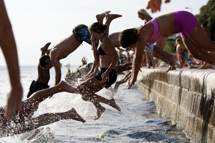 Zadar, 300711.
Nakon odgode zbog losih vremenskih uvjeta prosle subote, danas se na zadarskoj rivi odrzao peti milenijski skok, jedan od  prepoznatljivih zadarskih brendova posljednjih godina.
Foto: Jure Miskovic / CROPIX