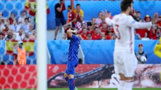 U dvoboju zadnjeg, 3. kola D skupine EURA u Bordeauxu igraju nogometaši Hrvatske i Španjolske (1-1).   Pred 40.000 gledatelja na stadionu Matmut Atlantic sudi Bjorn Kuipers.    Strijelci: 0-1 Morata (7), 1-1 Kalinić (45)
