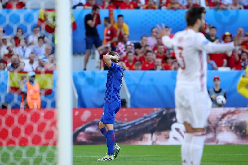 U dvoboju zadnjeg, 3. kola D skupine EURA u Bordeauxu igraju nogometaši Hrvatske i Španjolske (1-1).   Pred 40.000 gledatelja na stadionu Matmut Atlantic sudi Bjorn Kuipers.    Strijelci: 0-1 Morata (7), 1-1 Kalinić (45)