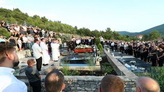Posljednji ispraćaj Olivera Dragojevića na groblju Sveti Roko u Veloj Luci Posljednji ispraćaj Olivera Dragojevića na groblju Sveti Roko u Veloj Luci
