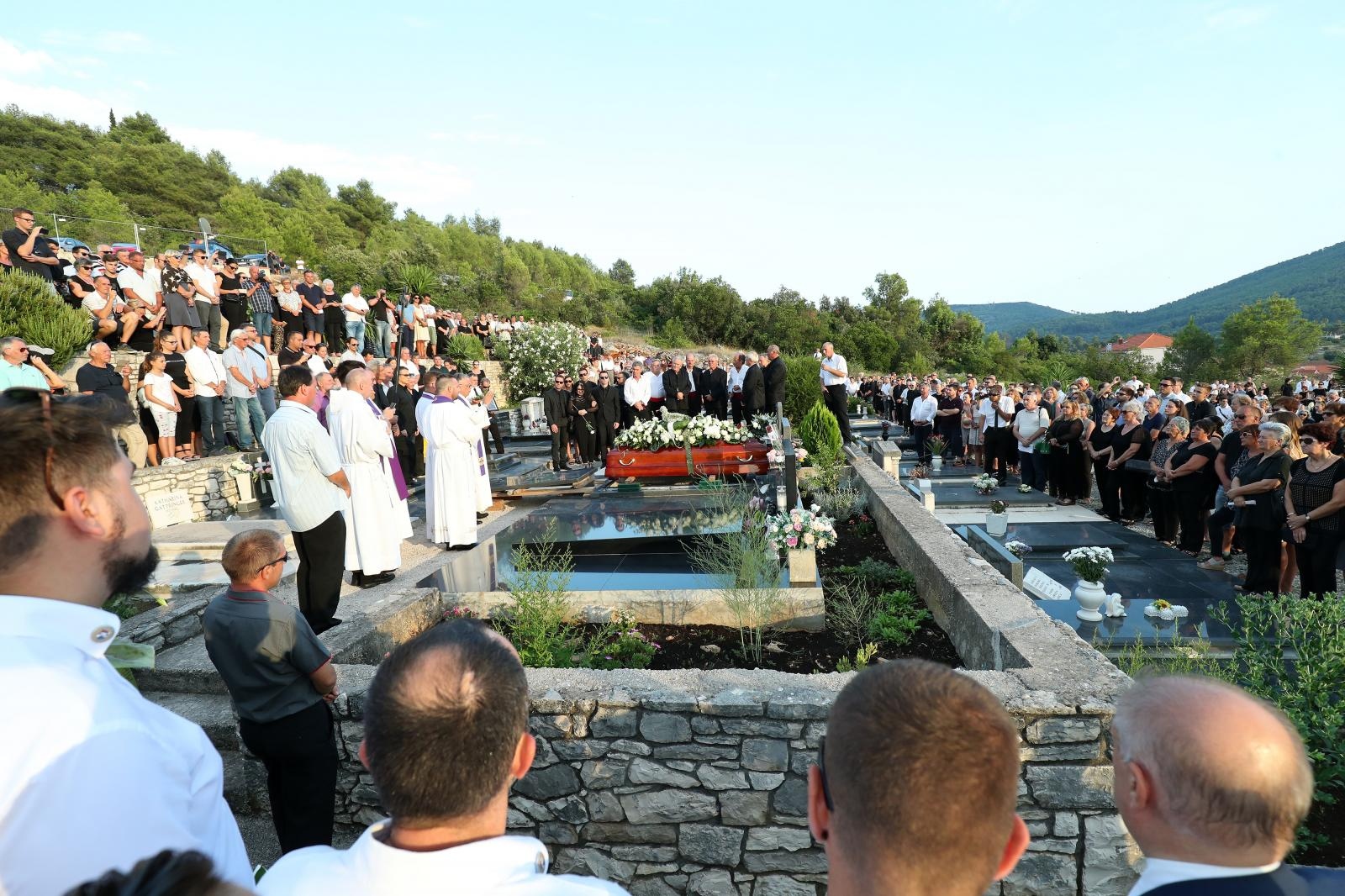 Posljednji ispraćaj Olivera Dragojevića na groblju Sveti Roko u Veloj Luci Posljednji ispraćaj Olivera Dragojevića na groblju Sveti Roko u Veloj Luci