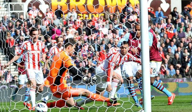 Soccer – Barclays Premier League – Stoke City v Aston Villa – Britannia StadiumAston Villa’s Gabriel Agbonlahor beats Stoke City goalkeeper Asmir Begovic to score their first goal during the Barclays Premier League match at the Britannia Stadium, Stoke on