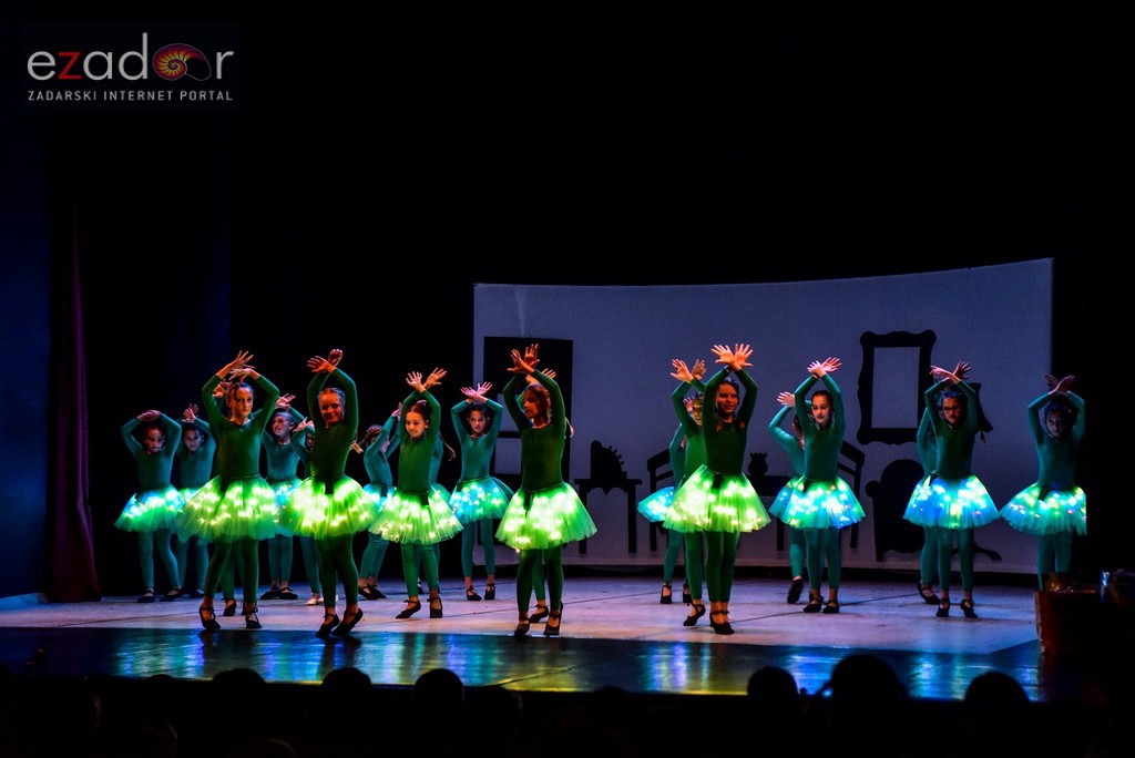 Predstava “Odgojoj” Plesne udruge Gesta u HNK Zadar