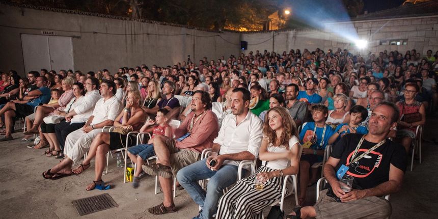 Uz prepuno kina i brojna poznata lica otvoren 3. Brač Film Festival, stigla i Tihana Lazović