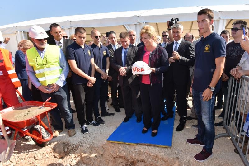 Predsjednica Kolinda Grabar Kitarović otvorila radove na zgradi putničkog terminala u Gaženici. Photo: Dino Stanin/PIXSELL Predsjednica Kolinda Grabar Kitarović otvorila radove na zgradi putničkog terminala u Gaženici. Photo: Dino Stanin/PIXSELL