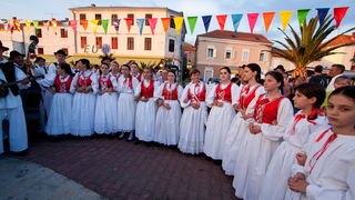 Biograd: 6. Dugi svehrvatski eno-eko-gastro-etno stol, Foto: Franjo Jurić Biograd: 6. Dugi svehrvatski eno-eko-gastro-etno stol, Foto: Franjo Jurić