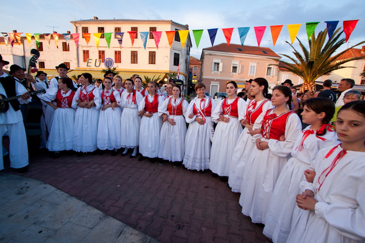 Biograd: 6. Dugi svehrvatski eno-eko-gastro-etno stol, Foto: Franjo Jurić Biograd: 6. Dugi svehrvatski eno-eko-gastro-etno stol, Foto: Franjo Jurić