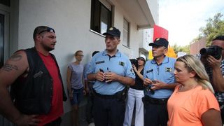 Građani prosvjedom pokušavaju spriječiti ovrhu nad sedmogodišnjim Cesareom Građani prosvjedom pokušavaju spriječiti ovrhu nad sedmogodišnjim Cesareom