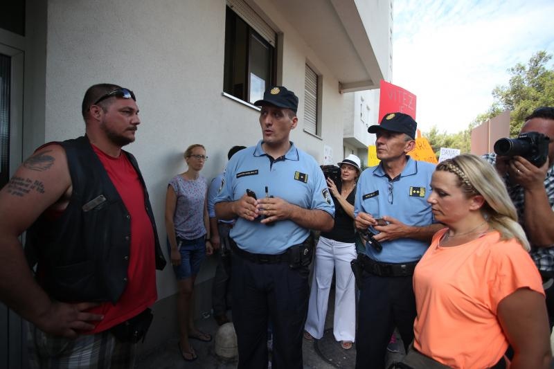 Građani prosvjedom pokušavaju spriječiti ovrhu nad sedmogodišnjim Cesareom Građani prosvjedom pokušavaju spriječiti ovrhu nad sedmogodišnjim Cesareom