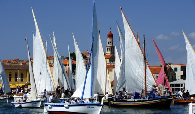 Betina, 150810.
U Betini na otoku Murteru danas je odrzana tradicionalna regata brodova na “latinskog idro ” pod nazivom “Regata za dusu i tilo”, na regati je sudjovalo preko gajeta, leuta i kaica pobjedili su domacini iz Betine.
Na slici start regate u b