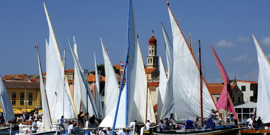 Betina, 150810.
U Betini na otoku Murteru danas je odrzana tradicionalna regata brodova na “latinskog idro ” pod nazivom “Regata za dusu i tilo”, na regati je sudjovalo preko gajeta, leuta i kaica pobjedili su domacini iz Betine.
Na slici start regate u b